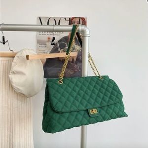 Get me out the door… this bag is just the right bag. It fits everything!